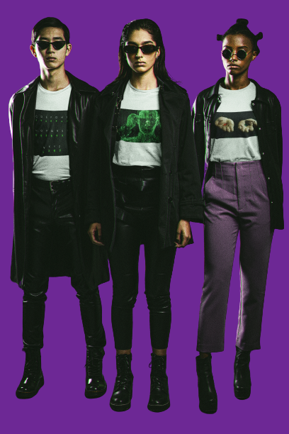 Três pessoas vestidas com camisetas personalizadas com fotos com o tema matrix