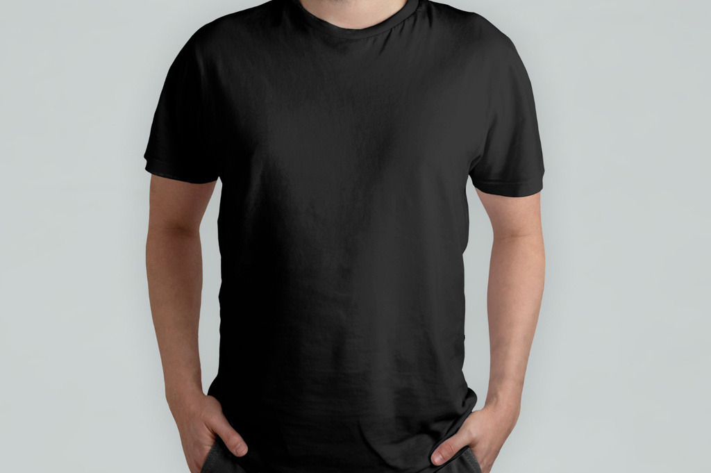 Homem com camisa preta básica sem estampa